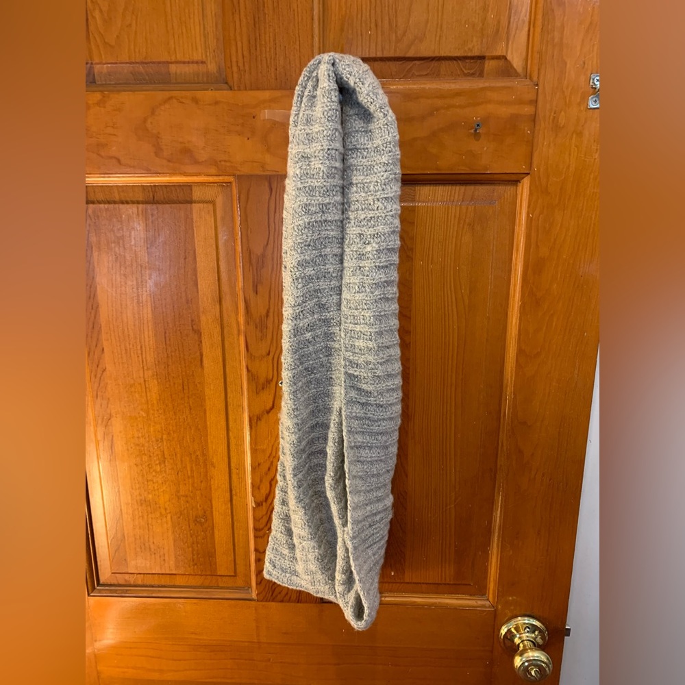 Wool gray winter scarf. One size.